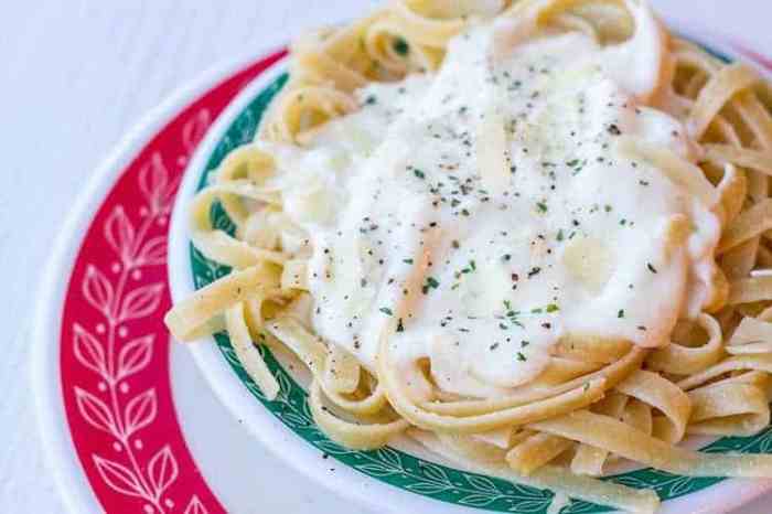 Alfredo fettuccine creamy ten minutes thetoastykitchen coated